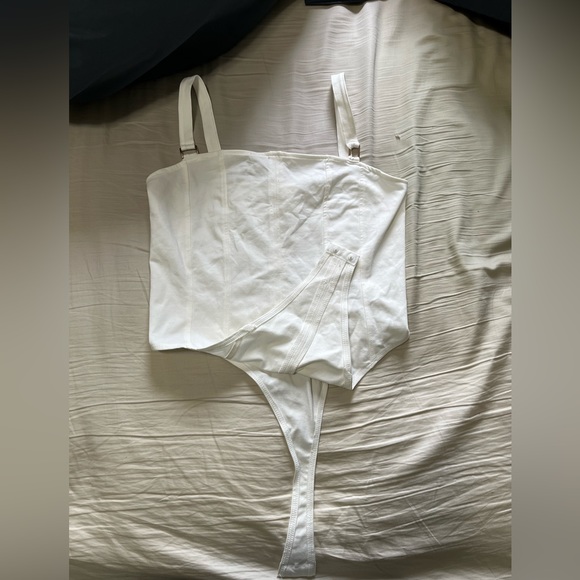 White bodysuit with gold rings at the straps - Picture 2 of 3